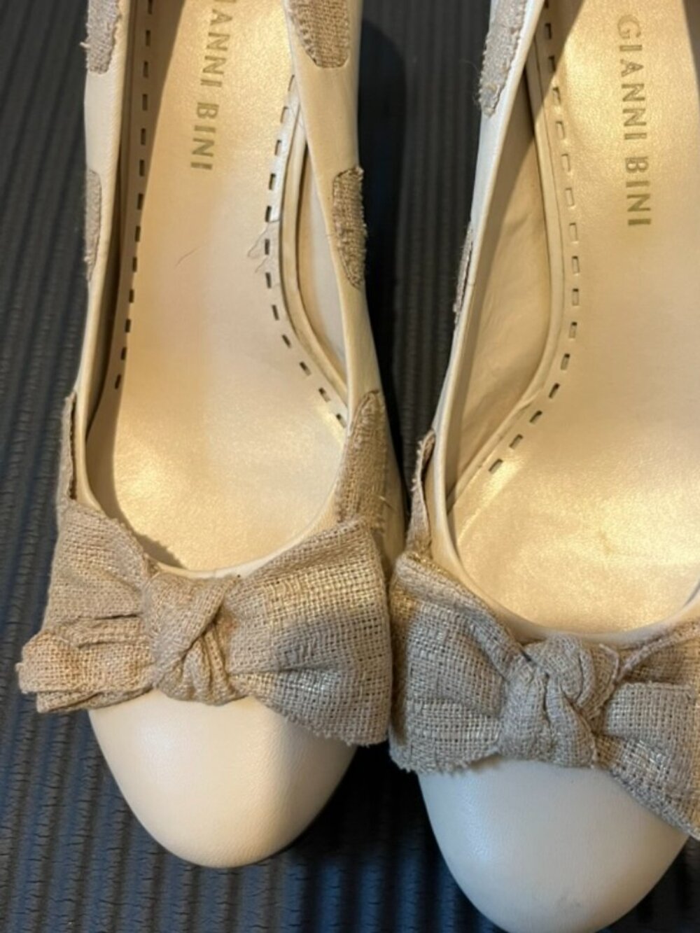 GIANNI BINI BEIGE BOW HEELS SZ 7.5M